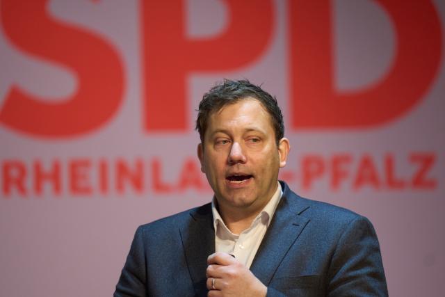 18 January 2026, Rhineland-Palatinate, Daaden: German Finance Minister Lars Klingbeil gives interviews after the New Year's reception of the SPD Altenkirchen in Daaden. Photo: Thomas Frey/dpa