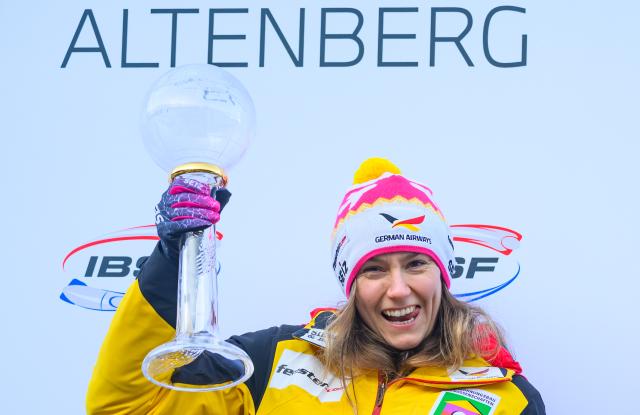 18 January 2026, Saxony, Altenberg: Germany's Laura Nolte celebrates after winning with the crystal globe for the overall World Cup victory. Photo: Robert Michael/dpa