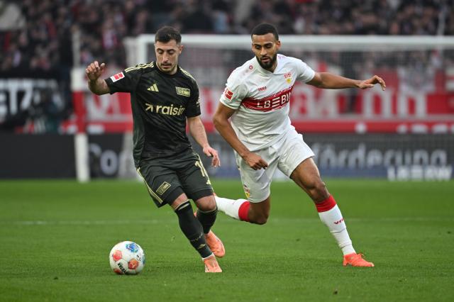 18 January 2026, Baden-Wuerttemberg, Stuttgart: Union Berlin's Josip Juranovic (L) and Stuttgart's Josha Vagnoman battle for the ball during the German Bundesliga soccer match between VfB Stuttgart and 1. FC Union Berlin at the MHPArena. Photo: Marijan Murat/dpa - WICHTIGER HINWEIS: Gemäß den Vorgaben der DFL Deutsche Fußball Liga bzw. des DFB Deutscher Fußball-Bund ist es untersagt, in dem Stadion und/oder vom Spiel angefertigte Fotoaufnahmen in Form von Sequenzbildern und/oder videoähnlichen Fotostrecken zu verwerten bzw. verwerten zu lassen.