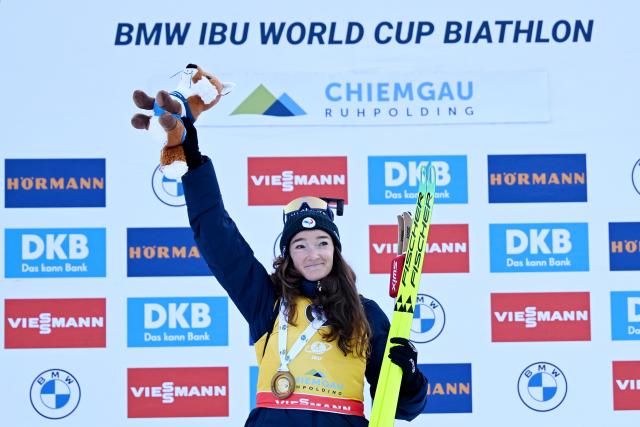 18 January 2026, Bavaria, Ruhpolding: France's Lou Jeanmonnot celebrates at the award ceremony after winning the Women's 10 km pursuit competition of the IBU Biathlon World Cup. Photo: Sven Hoppe/dpa