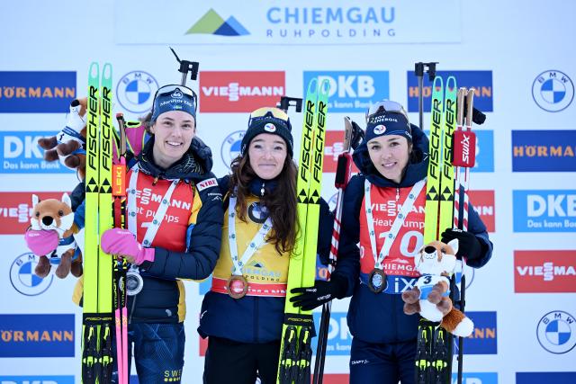18 January 2026, Bavaria, Ruhpolding: (L-R) Sweden's runner-up Hanna Oeberg, 
France's winner Lou Jeanmonnot and France's third placed Camille Bened celebrate at the award ceremony after the Women's 10 km pursuit competition of the IBU Biathlon World Cup. Photo: Sven Hoppe/dpa