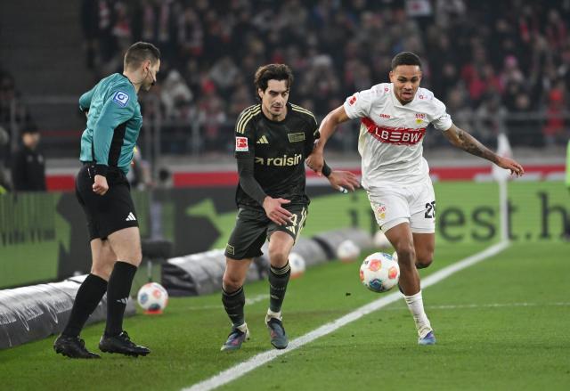 18 January 2026, Baden-Wuerttemberg, Stuttgart: Stuttgart's Nikolas Nartey (R) and Union Berlin's Diogo Leite battle for the ball during the German Bundesliga soccer match between VfB Stuttgart and 1. FC Union Berlin at the MHPArena. Photo: Marijan Murat/dpa - WICHTIGER HINWEIS: Gemäß den Vorgaben der DFL Deutsche Fußball Liga bzw. des DFB Deutscher Fußball-Bund ist es untersagt, in dem Stadion und/oder vom Spiel angefertigte Fotoaufnahmen in Form von Sequenzbildern und/oder videoähnlichen Fotostrecken zu verwerten bzw. verwerten zu lassen.