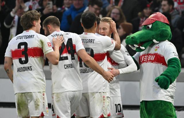 18 January 2026, Baden-Wuerttemberg, Stuttgart: Stuttgart's Chris Fuehrich (2nd R) celebrates scoring his side's first goal with teammates during the German Bundesliga soccer match between VfB Stuttgart and 1. FC Union Berlin at the MHPArena. Photo: Marijan Murat/dpa - WICHTIGER HINWEIS: Gemäß den Vorgaben der DFL Deutsche Fußball Liga bzw. des DFB Deutscher Fußball-Bund ist es untersagt, in dem Stadion und/oder vom Spiel angefertigte Fotoaufnahmen in Form von Sequenzbildern und/oder videoähnlichen Fotostrecken zu verwerten bzw. verwerten zu lassen.