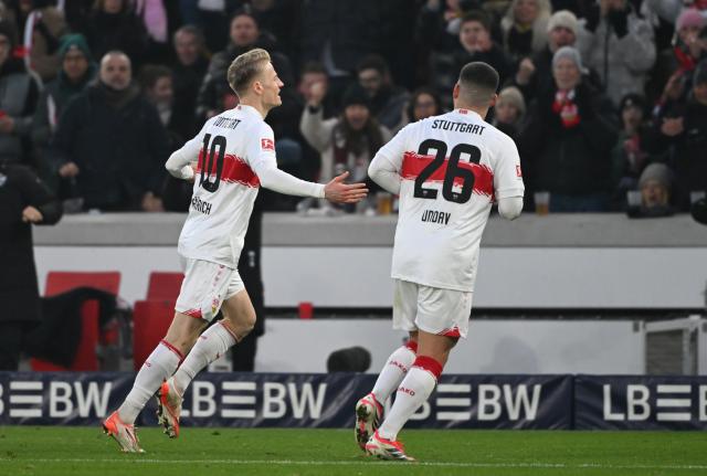 18 January 2026, Baden-Wuerttemberg, Stuttgart: Stuttgart's Chris Fuehrich (L) celebrates scoring his side's first goal with teammate Deniz Undav during the German Bundesliga soccer match between VfB Stuttgart and 1. FC Union Berlin at the MHPArena. Photo: Marijan Murat/dpa - WICHTIGER HINWEIS: Gemäß den Vorgaben der DFL Deutsche Fußball Liga bzw. des DFB Deutscher Fußball-Bund ist es untersagt, in dem Stadion und/oder vom Spiel angefertigte Fotoaufnahmen in Form von Sequenzbildern und/oder videoähnlichen Fotostrecken zu verwerten bzw. verwerten zu lassen.