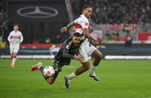 18 January 2026, Baden-Wuerttemberg, Stuttgart: Union Berlin's Danilho Doekhi (L) and Stuttgart's Nikolas Nartey battle for the ball during the German Bundesliga soccer match between VfB Stuttgart and 1. FC Union Berlin at the MHPArena. Photo: Marijan Murat/dpa - WICHTIGER HINWEIS: Gemäß den Vorgaben der DFL Deutsche Fußball Liga bzw. des DFB Deutscher Fußball-Bund ist es untersagt, in dem Stadion und/oder vom Spiel angefertigte Fotoaufnahmen in Form von Sequenzbildern und/oder videoähnlichen Fotostrecken zu verwerten bzw. verwerten zu lassen.