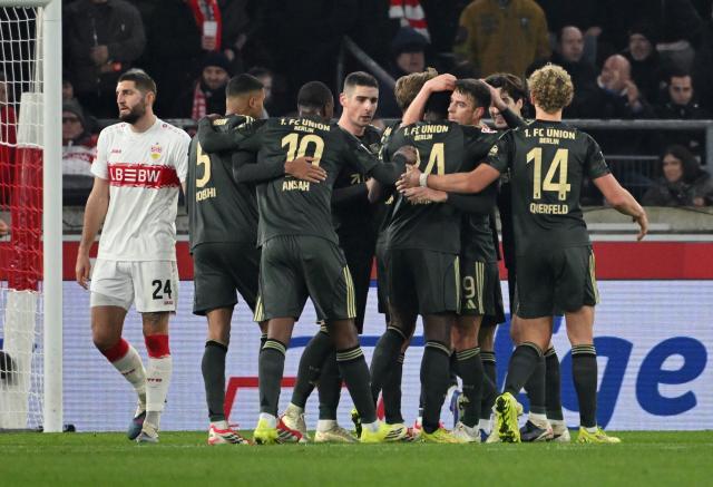 18 January 2026, Baden-Wuerttemberg, Stuttgart: Union Berlin players celebrate their side's first goal during the German Bundesliga soccer match between VfB Stuttgart and 1. FC Union Berlin at the MHPArena. Photo: Marijan Murat/dpa - WICHTIGER HINWEIS: Gemäß den Vorgaben der DFL Deutsche Fußball Liga bzw. des DFB Deutscher Fußball-Bund ist es untersagt, in dem Stadion und/oder vom Spiel angefertigte Fotoaufnahmen in Form von Sequenzbildern und/oder videoähnlichen Fotostrecken zu verwerten bzw. verwerten zu lassen.