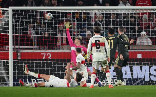 18 January 2026, Baden-Wuerttemberg, Stuttgart: Union Berlin's Woo-yeong Jeong (2nd R) scores his side's first goal during the German Bundesliga soccer match between VfB Stuttgart and 1. FC Union Berlin at the MHPArena. Photo: Marijan Murat/dpa - WICHTIGER HINWEIS: Gemäß den Vorgaben der DFL Deutsche Fußball Liga bzw. des DFB Deutscher Fußball-Bund ist es untersagt, in dem Stadion und/oder vom Spiel angefertigte Fotoaufnahmen in Form von Sequenzbildern und/oder videoähnlichen Fotostrecken zu verwerten bzw. verwerten zu lassen.