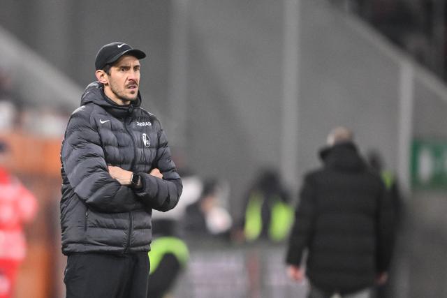 18 January 2026, Bavaria, Augsburg: Freiburg coach Julian Schuster stands on the touchline during the German Bundesliga soccer match between FC Augsburg and SC Freiburg at WWK Arena. Photo: Harry Langer/dpa - WICHTIGER HINWEIS: Gemäß den Vorgaben der DFL Deutsche Fußball Liga bzw. des DFB Deutscher Fußball-Bund ist es untersagt, in dem Stadion und/oder vom Spiel angefertigte Fotoaufnahmen in Form von Sequenzbildern und/oder videoähnlichen Fotostrecken zu verwerten bzw. verwerten zu lassen.