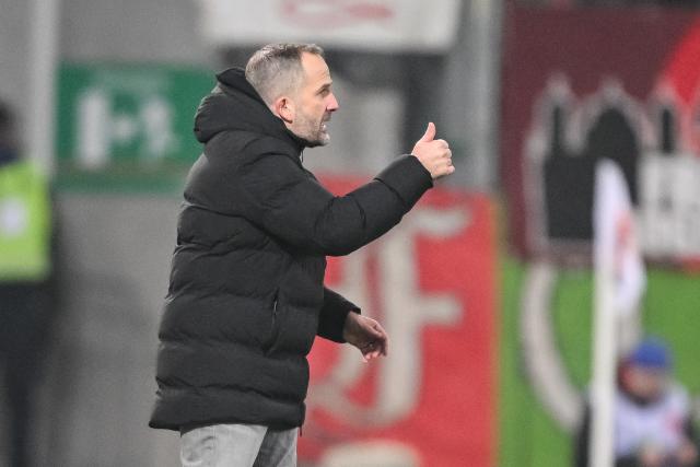 18 January 2026, Bavaria, Augsburg: Augsburg coach Manuel Baum gestures on the touchline during the German Bundesliga soccer match between FC Augsburg and SC Freiburg at WWK Arena. Photo: Harry Langer/dpa - WICHTIGER HINWEIS: Gemäß den Vorgaben der DFL Deutsche Fußball Liga bzw. des DFB Deutscher Fußball-Bund ist es untersagt, in dem Stadion und/oder vom Spiel angefertigte Fotoaufnahmen in Form von Sequenzbildern und/oder videoähnlichen Fotostrecken zu verwerten bzw. verwerten zu lassen.