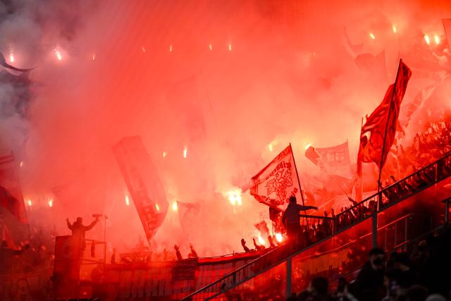 18 January 2026, Bavaria, Augsburg: SC Freiburg fans set off pyrotechnics during the German Bundesliga soccer match between FC Augsburg and SC Freiburg at WWK Arena. Photo: Harry Langer/dpa - WICHTIGER HINWEIS: Gemäß den Vorgaben der DFL Deutsche Fußball Liga bzw. des DFB Deutscher Fußball-Bund ist es untersagt, in dem Stadion und/oder vom Spiel angefertigte Fotoaufnahmen in Form von Sequenzbildern und/oder videoähnlichen Fotostrecken zu verwerten bzw. verwerten zu lassen.