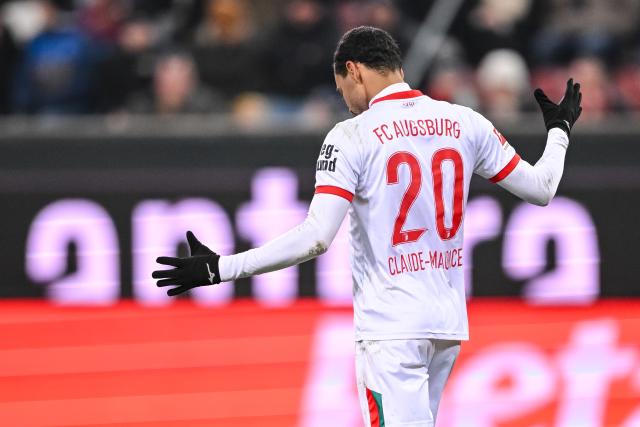 18 January 2026, Bavaria, Augsburg: Augsburg's Alexis Claude-Maurice reacts during the German Bundesliga soccer match between FC Augsburg and SC Freiburg at WWK Arena. Photo: Harry Langer/dpa - WICHTIGER HINWEIS: Gemäß den Vorgaben der DFL Deutsche Fußball Liga bzw. des DFB Deutscher Fußball-Bund ist es untersagt, in dem Stadion und/oder vom Spiel angefertigte Fotoaufnahmen in Form von Sequenzbildern und/oder videoähnlichen Fotostrecken zu verwerten bzw. verwerten zu lassen.
