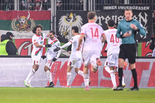 18 January 2026, Bavaria, Augsburg: Augsburg's Alexis Claude-Maurice (2nd L) celebrates scoring his side's first goal with teammates during the German Bundesliga soccer match between FC Augsburg and SC Freiburg at WWK Arena. Photo: Harry Langer/dpa - WICHTIGER HINWEIS: Gemäß den Vorgaben der DFL Deutsche Fußball Liga bzw. des DFB Deutscher Fußball-Bund ist es untersagt, in dem Stadion und/oder vom Spiel angefertigte Fotoaufnahmen in Form von Sequenzbildern und/oder videoähnlichen Fotostrecken zu verwerten bzw. verwerten zu lassen.