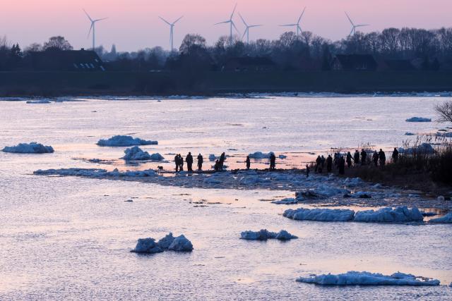 18 January 2026, Schleswig-Holstein, Geesthacht: Ice floes drift on the Elbe River near Geesthacht. Photo: Bodo Marks/dpa
