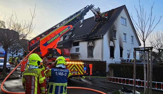 18 January 2026, Baden-Wuerttemberg, Metzingen: Firefighters extinguish a fire in an apartment building in the district of Reutlingen. Photo: Andreas Rosar/dpa