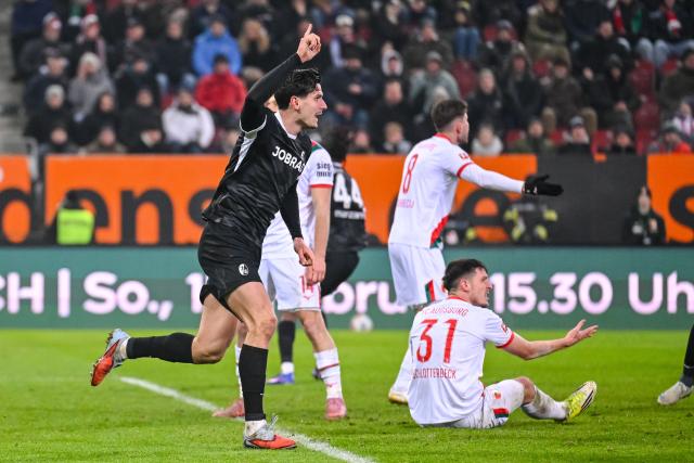 18 January 2026, Bavaria, Augsburg: Freiburg's Igor Matanovic celebrates scoring his side's second goal during the German Bundesliga soccer match between FC Augsburg and SC Freiburg at WWK Arena. Photo: Harry Langer/dpa - WICHTIGER HINWEIS: Gemäß den Vorgaben der DFL Deutsche Fußball Liga bzw. des DFB Deutscher Fußball-Bund ist es untersagt, in dem Stadion und/oder vom Spiel angefertigte Fotoaufnahmen in Form von Sequenzbildern und/oder videoähnlichen Fotostrecken zu verwerten bzw. verwerten zu lassen.