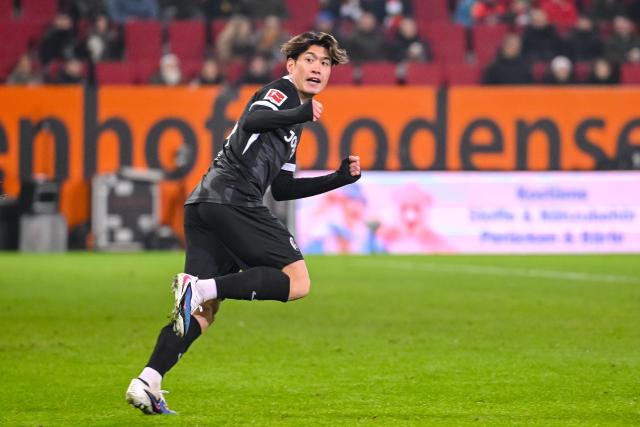 18 January 2026, Bavaria, Augsburg: Freiburg's Yuito Suzuki celebrates scoring his side's first goal during the German Bundesliga soccer match between FC Augsburg and SC Freiburg at WWK Arena. Photo: Harry Langer/dpa - WICHTIGER HINWEIS: Gemäß den Vorgaben der DFL Deutsche Fußball Liga bzw. des DFB Deutscher Fußball-Bund ist es untersagt, in dem Stadion und/oder vom Spiel angefertigte Fotoaufnahmen in Form von Sequenzbildern und/oder videoähnlichen Fotostrecken zu verwerten bzw. verwerten zu lassen.