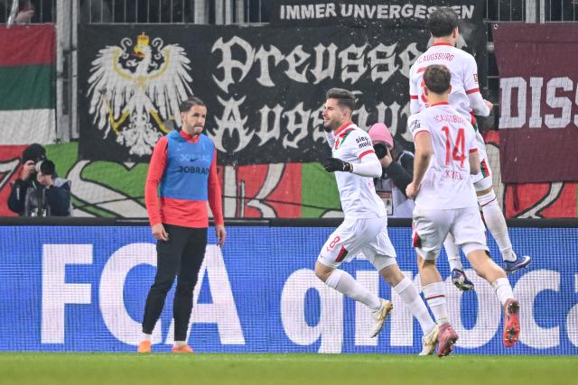 18 January 2026, Bavaria, Augsburg: FC Augsburg's Elvis Rexhbecaj (2nd L) celebrates  scoring his side's second goal with teammates during the German Bundesliga soccer match between FC Augsburg and SC Freiburg at WWK Arena. Photo: Harry Langer/dpa - WICHTIGER HINWEIS: Gemäß den Vorgaben der DFL Deutsche Fußball Liga bzw. des DFB Deutscher Fußball-Bund ist es untersagt, in dem Stadion und/oder vom Spiel angefertigte Fotoaufnahmen in Form von Sequenzbildern und/oder videoähnlichen Fotostrecken zu verwerten bzw. verwerten zu lassen.