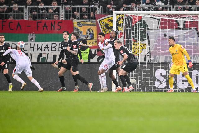 18 January 2026, Bavaria, Augsburg: FC Augsburg's Elvis Rexhbecaj (L) scores his side's second goal during the German Bundesliga soccer match between FC Augsburg and SC Freiburg at WWK Arena. Photo: Harry Langer/dpa - WICHTIGER HINWEIS: Gemäß den Vorgaben der DFL Deutsche Fußball Liga bzw. des DFB Deutscher Fußball-Bund ist es untersagt, in dem Stadion und/oder vom Spiel angefertigte Fotoaufnahmen in Form von Sequenzbildern und/oder videoähnlichen Fotostrecken zu verwerten bzw. verwerten zu lassen.