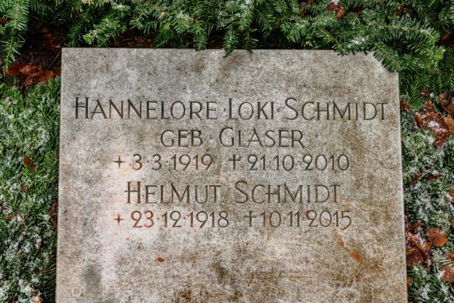FILED - 23 December 2023, Hamburg: A view of the grave of Helmut and Hannelore "Loki" Schmidt in the cemetery in Hamburg-Ohlsdorf. Photo: Markus Scholz/dpa