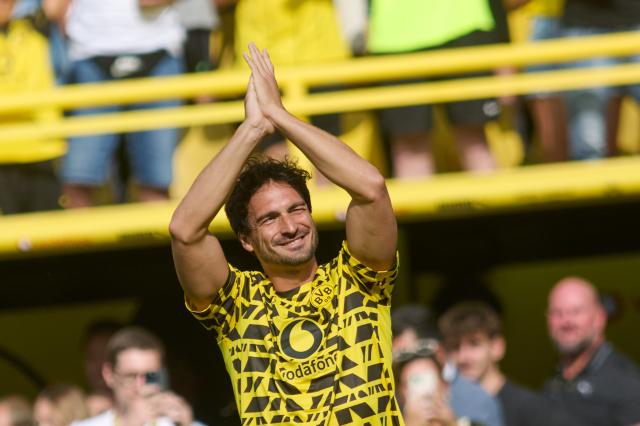 FILED - 10 August 2025, North Rhine-Westphalia, Dortmund: Then Borussia Dortmund's Mats Hummels applauds the fans before the Test soccer match between Borussia Dortmund and Juventus Turin at Signal Iduna Park. Photo: Bernd Thissen/dpa