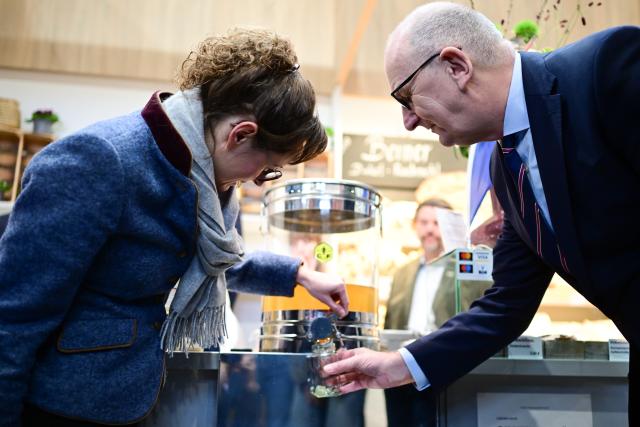 19 January 2026, Berlin: Hanka Mittelstaedt, Minister for Agriculture, Food, Environment and Consumer Protection of the State of Brandenburg, and Dietmar Woidke, Minister President of Brandenburg, tap a jar of honey during a tour of the Brandenburg Day at the 90th International Green Week. The world's largest trade fair for food, agriculture and horticulture in Berlin is celebrating its 100th anniversary. Photo: Sebastian Christoph Gollnow/dpa