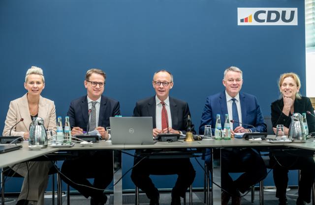 19 January 2026, Berlin: German Chancellor Friedrich Merz (C) speaks at the start of the CDU Federal Executive Committee meeting between Silvia Breher (L-R), CDU Vice Chairwoman, Carsten Linnemann, CDU Secretary General, Gordon Schnieder, CDU top candidate in Rhineland-Palatinate, and Karin Prien (CDU), Federal Minister of Education, Family Affairs, Senior Citizens, Women and Youth. The CDU executive committee meets for its annual kick-off meeting and intends to adopt a declaration on economic policy. Photo: Michael Kappeler/dpa