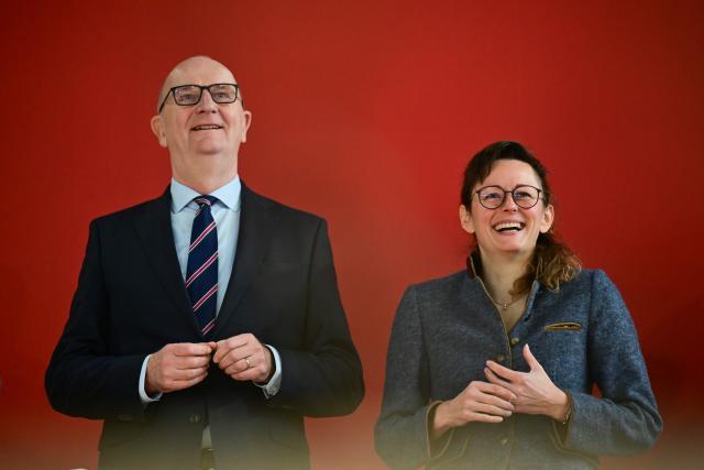 19 January 2026, Berlin: Hanka Mittelstaedt (R), Minister for Agriculture, Food, Environment and Consumer Protection of the State of Brandenburg, and Dietmar Woidke, Minister President of Brandenburg, during a tour of the Brandenburg Day at the 90th International Green Week. The world's largest trade fair for food, agriculture and horticulture in Berlin is celebrating its 100th anniversary. Photo: Sebastian Christoph Gollnow/dpa