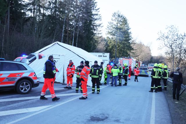 19 January 2026, Thuringia, Schleiz: Emergency services from the police and fire department are working on the slip road to the A9 freeway after a bus accident with several casualties. Photo: Bodo Schackow/dpa