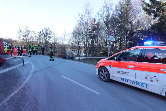 19 January 2026, Thuringia, Schleiz: Emergency services from the police and fire department are working on the slip road to the A9 freeway after a bus accident with several casualties. Photo: Bodo Schackow/dpa