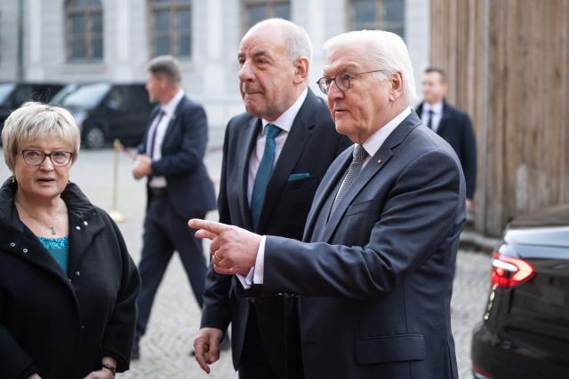 19 January 2026, Bavaria, Munich: German President Frank-Walter Steinmeier (R) talks with Hungarian President Tamas Sulyok (C) and his wife Zsuzsanna Nagy before a discussion at a commemorative event marking the 80th anniversary of the beginning of the expulsion of ethnic Germans from Hungary. Photo: Lukas Barth-Tuttas/dpa