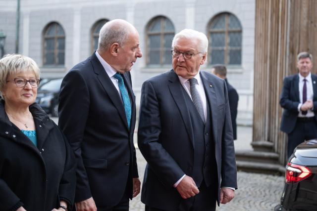 19 January 2026, Bavaria, Munich: German President Frank-Walter Steinmeier (R) talks with Hungarian President Tamas Sulyok (C) and his wife Zsuzsanna Nagy before a discussion at a commemorative event marking the 80th anniversary of the beginning of the expulsion of ethnic Germans from Hungary. Photo: Lukas Barth-Tuttas/dpa