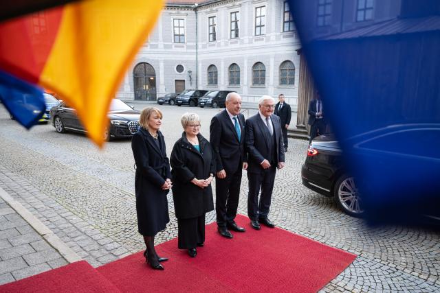 19 January 2026, Bavaria, Munich: German President Frank-Walter Steinmeier (R), his wife Elke Buedenbender (L), Hungarian President Tamas Sulyok (2nd R) and his wife Zsuzsanna Nagy stand on the red carpet before a discussion as part of a commemorative event marking the 80th anniversary of the beginning of the expulsion of the Hungarian Germans. Photo: Lukas Barth-Tuttas/dpa