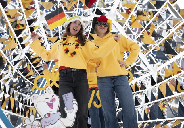 19 January 2026, Bavaria, Munich: German alpine ski racers Kira Weidle-Winkelmann (L) and Emma Aicher stand together in a video booth during the clothing fitting for the Winter Games in Milan. Photo: Peter Kneffel/dpa