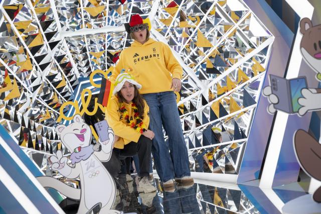 19 January 2026, Bavaria, Munich: German alpine ski racers Kira Weidle-Winkelmann (L) and Emma Aicher stand together in a video booth during the clothing fitting for the Winter Games in Milan. Photo: Peter Kneffel/dpa