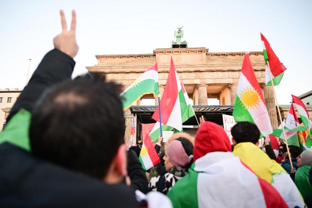 19 January 2026, Berlin: People take part in a demonstration with the slogan "No welcome for Islamist Ahmed al-Sharaa in Berlin" against the visit of the Syrian transitional president. The two-day visit planned for today has been postponed. Photo: Sebastian Christoph Gollnow/dpa