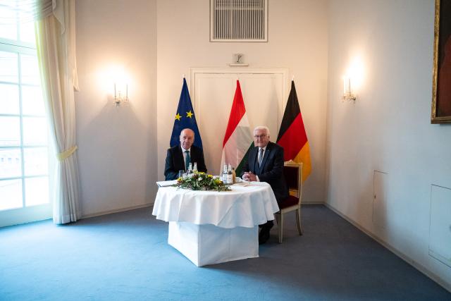 19 January 2026, Bavaria, Munich: German President Frank-Walter Steinmeier (R) and Hungarian President Tamás Sulyok meet for talks during a commemorative event marking the 80th anniversary of the beginning of the expulsion of ethnic Germans from Hungary. Photo: Lukas Barth-Tuttas/dpa Pool /dpa