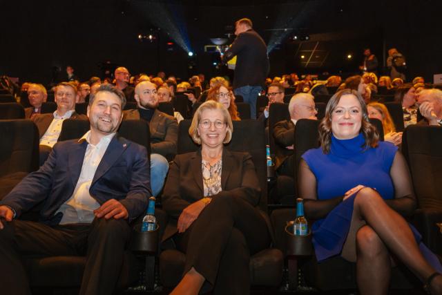 19 January 2026, Saarland, Saarbruecken: Minister-President of Saarland Anke Rehlinger (C) sits in the cinema auditorium at the opening of the 47th Max Ophuels Prize Film Festival next to Saarbruecken's Mayor Uwe Conradt and Festival Director Svenja Boettger. The Max Ophuels Prize is considered the most important festival for young German-language cinema. Photo: Oliver Dietze/dpa - ACHTUNG: Nur zur redaktionellen Verwendung im Zusammenhang mit der aktuellen Berichterstattung über das Filmfestival Max Ophüls Preis