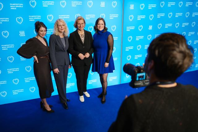 19 January 2026, Saarland, Saarbruecken: Minister-President of Saarland Anke Rehlinger (2nd R), poses for a photo at the opening of the 47th Max Ophuels Prize Film Festival with festival director Svenja Boettger (R), program director Therea Winkler (L), and managing director Sabine Dengel. The Max Ophuels Prize is considered the most important festival for young German-language cinema. Photo: Oliver Dietze/dpa - ACHTUNG: Nur zur redaktionellen Verwendung im Zusammenhang mit der aktuellen Berichterstattung über das Filmfestival Max Ophüls Preis