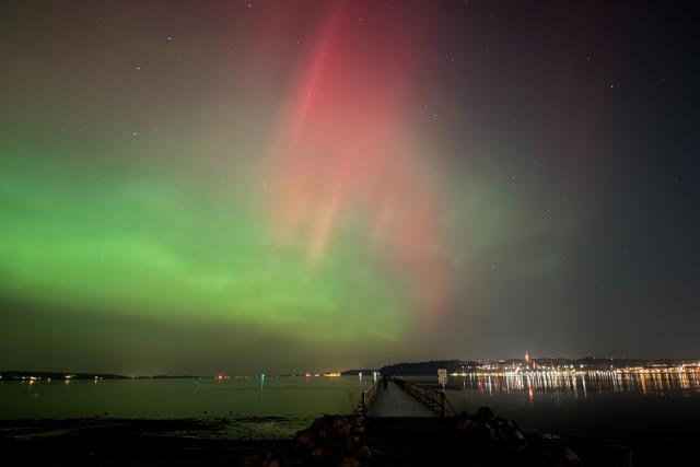 19 January 2026, Baden-Wuerttemberg, Flensburg: The northern lights shine in the night sky above the Flensburg Fjord. Photo: Birgitta von Gyldenfeldt/dpa