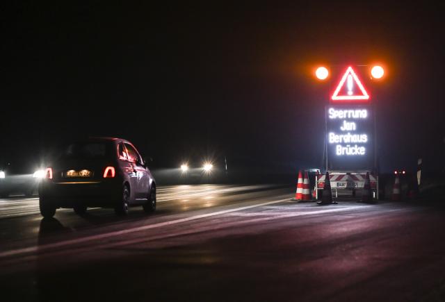 20 January 2026, Lower Saxony, Leer: An electronic traffic sign indicates the Jann-Berghaus Bridge is closed. Drivers should expect delays on highways and state roads in Lower Saxony and Bremen due to warning strikes in the wage dispute at Autobahn GmbH and in the public sector. Photo: Lars Penning/dpa
