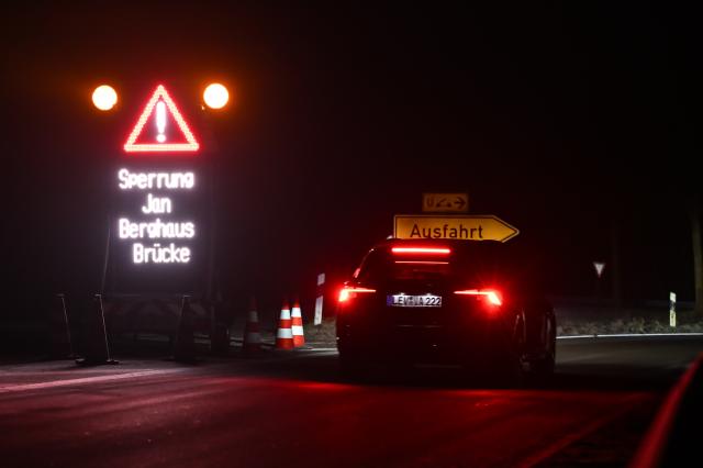 20 January 2026, Lower Saxony, Leer: An electronic traffic sign indicates the Jann-Berghaus Bridge is closed. Drivers should expect delays on highways and state roads in Lower Saxony and Bremen due to warning strikes in the wage dispute at Autobahn GmbH and in the public sector. Photo: Lars Penning/dpa