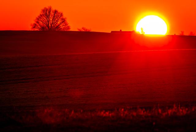 20 January 2026, Mecklenburg-Western Pomerania, Boddin: The sun rises behind a chain of hills as a winter day begins in northern Germany, with frosty temperatures around minus five degrees and a cloudless sky. Photo: Jens Büttner/dpa