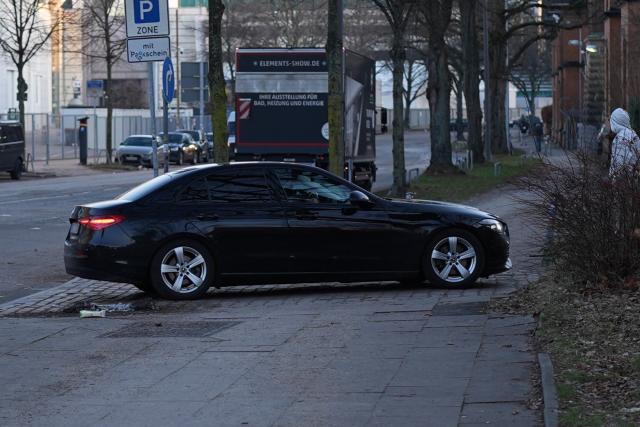 20 January 2026, Hamburg: The alleged kidnapper B. is driven in black limousines by masked police officers to another day of hearings in the alleged child abduction trial at the Hamburg Regional Court. In a cloak-and-dagger operation on New Year's Eve 2023/24, two of restaurant entrepreneur C. Block's children were brought from Denmark to Germany. Photo: Marcus Brandt/dpa