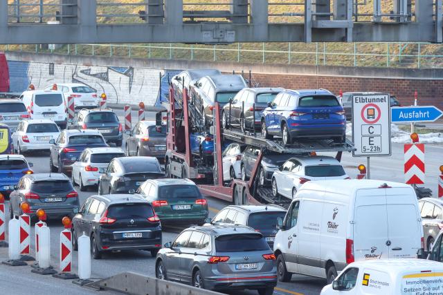 20 January 2026, Hamburg: Slow-moving and partially congested traffic is visible on the A7 motorway southbound in front of the Elbe Tunnel. A nationwide public sector warning strike has been causing major traffic disruptions around the Hamburg Elbe Tunnel since this morning. Photo: Bodo Marks/dpa