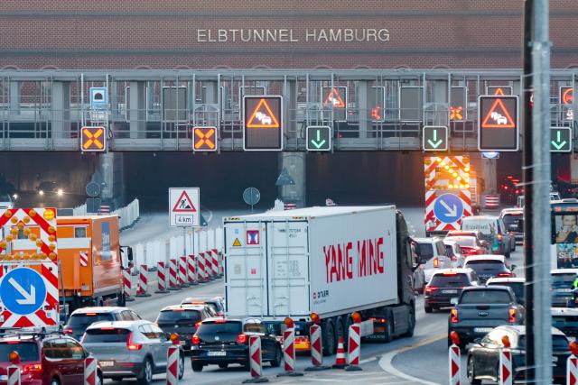 20 January 2026, Hamburg: Slow-moving and partially congested traffic is visible on the A7 motorway southbound in front of the Elbe Tunnel. A nationwide public sector warning strike has been causing major traffic disruptions around the Hamburg Elbe Tunnel since this morning. Photo: Bodo Marks/dpa