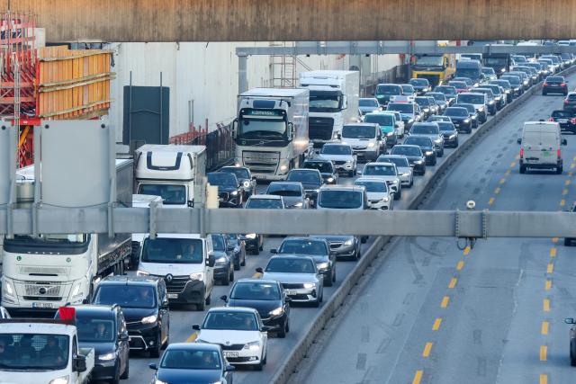 20 January 2026, Hamburg: Slow-moving and partially congested traffic is visible on the A7 motorway southbound in front of the Elbe Tunnel. A nationwide public sector warning strike has been causing major traffic disruptions around the Hamburg Elbe Tunnel since this morning. Photo: Bodo Marks/dpa