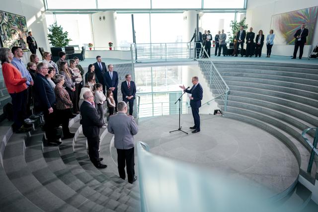 20 January 2026, Berlin: German Chancellor Friedrich Merz (R) speaks at the New Year's reception for relatives of soldiers and police officers on foreign missions. Photo: Kay Nietfeld/dpa