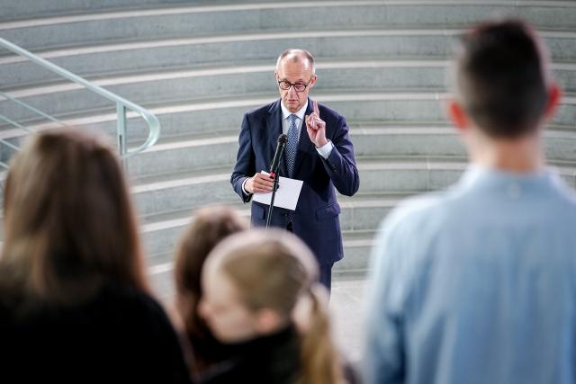 20 January 2026, Berlin: German Chancellor Friedrich Merz (C) speaks at the New Year's reception for relatives of soldiers and police officers on foreign missions. Photo: Kay Nietfeld/dpa