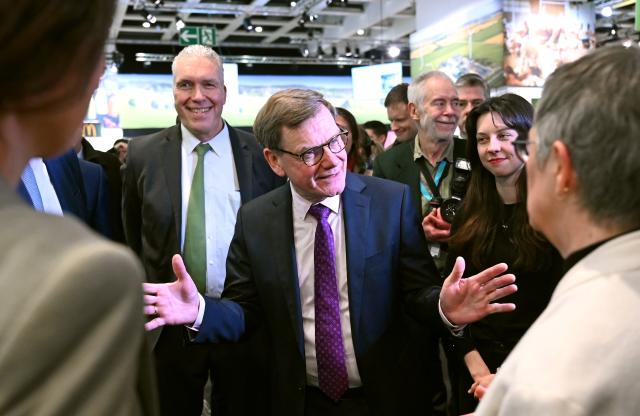 20 January 2026, Berlin: Germany's Foreign Minister Johann Wadephul (C) speaks with Britta Hasselmann (R), parliamentary group leader of Alliance 90/The Greens, during a tour of the 90th International Green Week in Berlin, the world's largest trade fair for food, agriculture and horticulture, which is celebrating its 100th anniversary. Photo: Elisa Schu/dpa