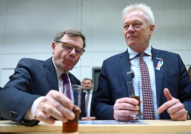 20 January 2026, Berlin: Germany's Foreign Minister Johann Wadephul (L) samples a drink with Alois Rainer, Minister of Food, Agriculture and Home Affairs, during a tour of the 90th International Green Week in Berlin, the world's largest trade fair for food, agriculture and horticulture, which is celebrating its 100th anniversary. Photo: Elisa Schu/dpa